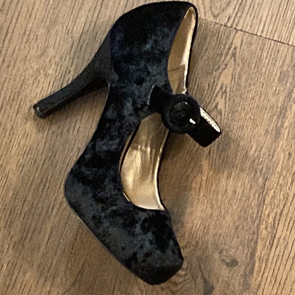 New Black Velvet Platform Heels    Size 7 - Picture 4 of 9